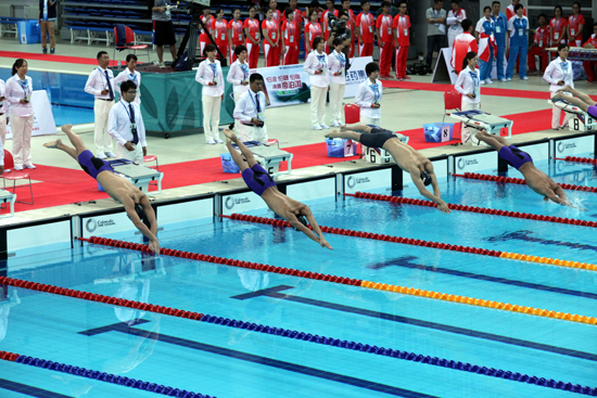 日本隊獲得男子100米蛙泳比賽金牌