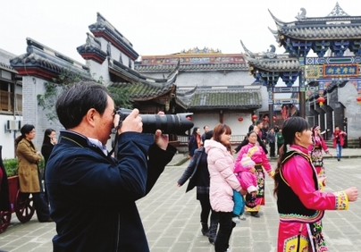 一天走完災區(qū)三年重建之路：“一日越三年！”