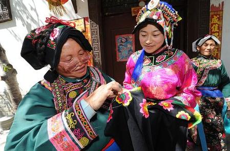 四川理縣：震后羌繡保護(hù)見成效