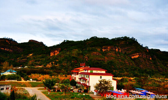 武夷山:丹霞危崖 溪水明凈