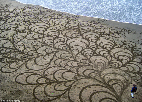 藝術(shù)家海灘創(chuàng)作巨幅畫作