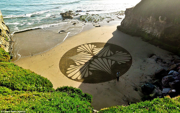 藝術(shù)家海灘創(chuàng)作巨幅畫作