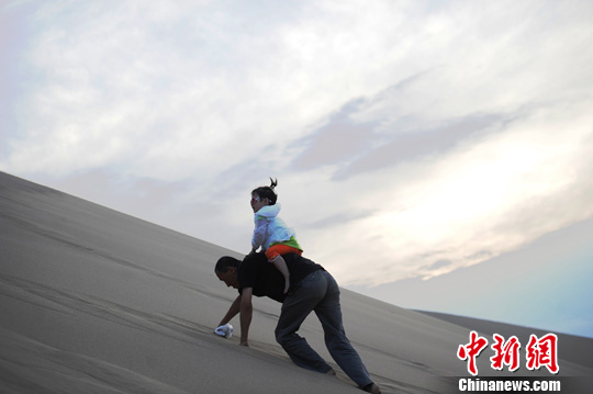 敦煌鳴沙山夏日風(fēng)情迷人