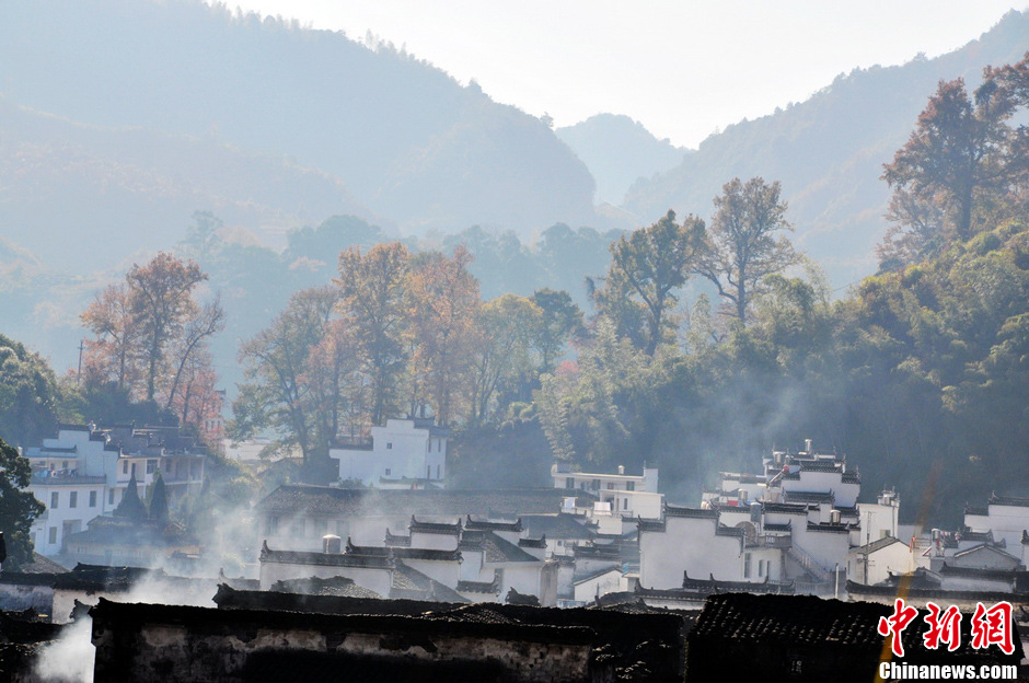 “最美鄉(xiāng)村”江西婺源紅楓引游客紛至沓來