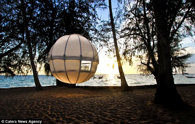 法國男子發(fā)明“繭床”可吊在林間(組圖)