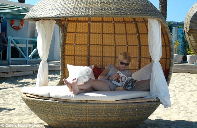 法國男子發(fā)明“繭床”可吊在林間(組圖)