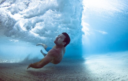 換個角度更震撼！海底看跳水宛如水晶世界