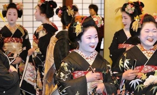 日本京都“花街”藝妓新年開門接客