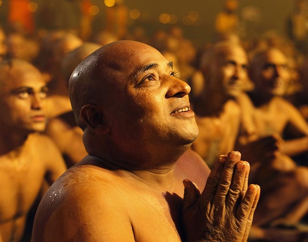 印度教苦行僧虔誠朝拜救贖靈魂