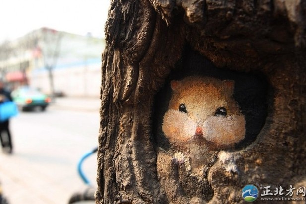 女孩繪樹(shù)洞畫(huà)轟動(dòng)全國(guó) 讓殘?jiān)珨啾诿榔饋?lái)[組圖]