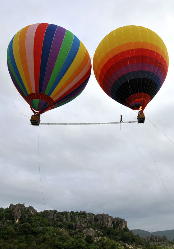 高清:“高空王子”熱氣球間走鋼梁 創(chuàng)吉尼斯紀(jì)錄