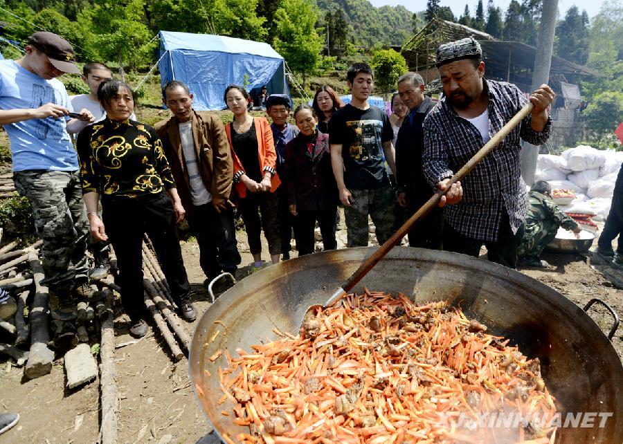 阿里木為受災群眾做抓飯