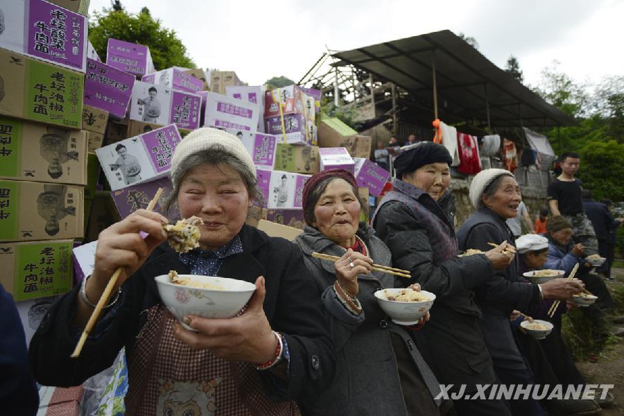 阿里木為受災(zāi)群眾做抓飯