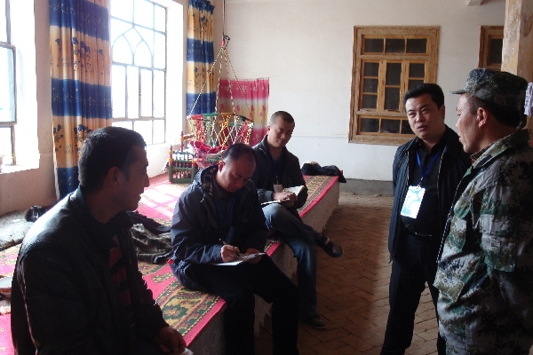 駐第三師紅旗農(nóng)場(chǎng)的“訪惠聚”工作組開展工作掠影