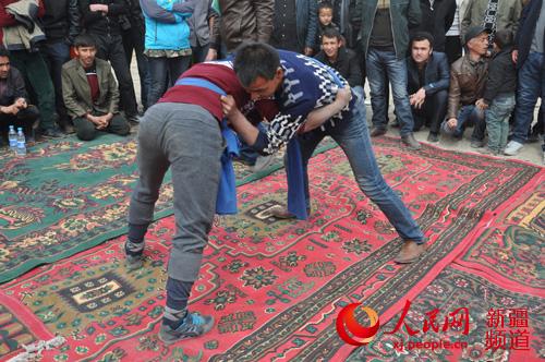 新疆和碩縣慶祝諾茹孜節(jié) 上演斗狗斗雞精彩民間活動(dòng)(圖)