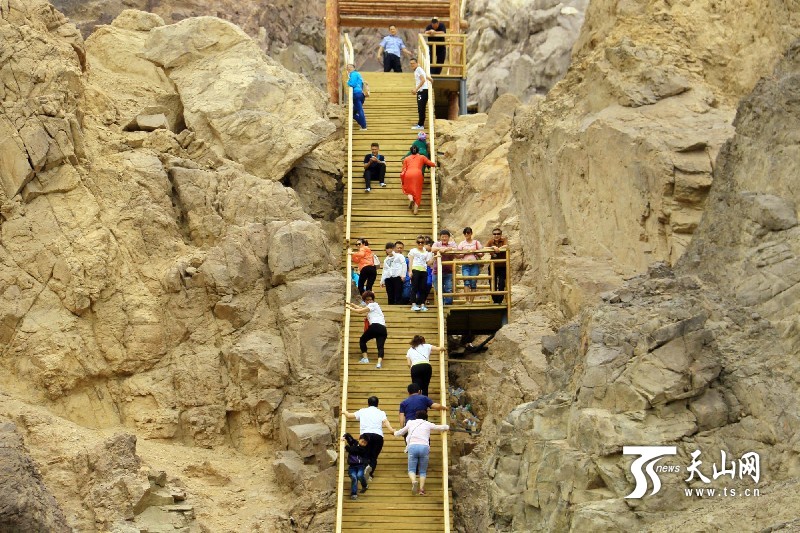 新疆托克遜縣克爾堿怪石林景區(qū)迎來旅游旺季