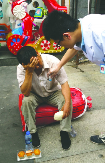 民工街頭犯病暈倒 拒去救助站怕增加兒子負擔(dān)