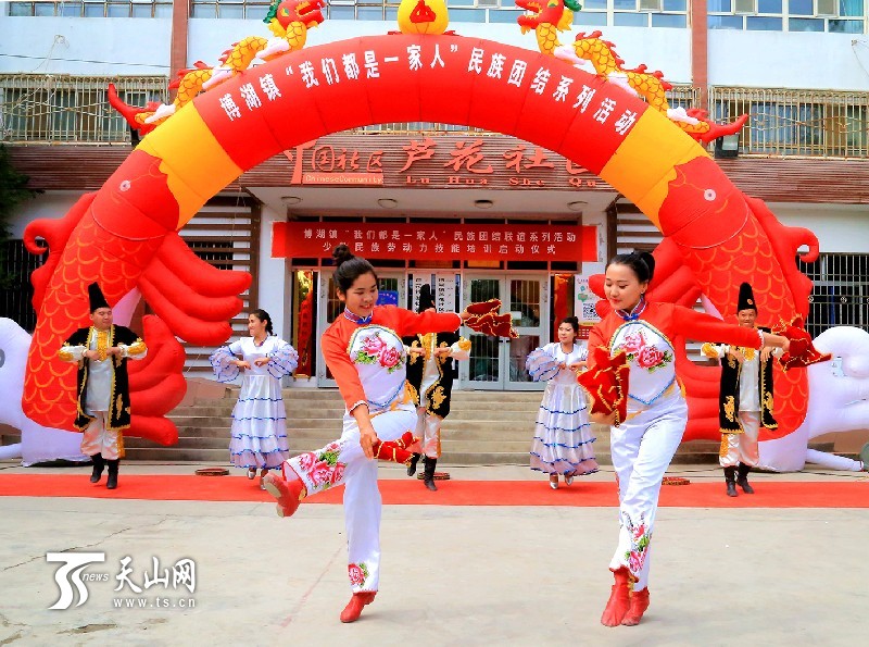 新疆博湖縣：社區(qū)居民大舞臺秀出民族團結(jié)情