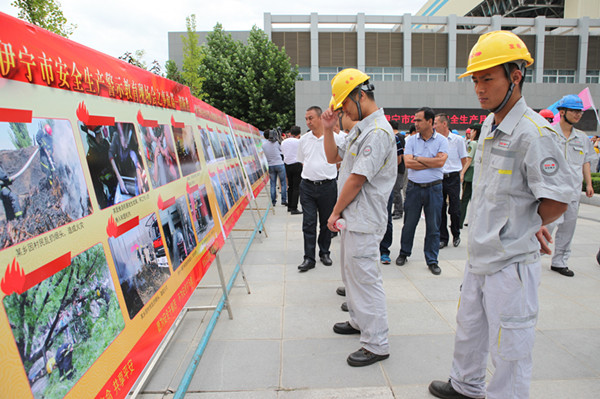 伊寧市召開2016年安全生產(chǎn)月事故警示教育現(xiàn)場會(huì)