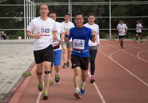 心中有陽(yáng)光 腳下有力量——南航新疆分公司“陽(yáng)光南航”馬拉松賽鳴槍開(kāi)跑