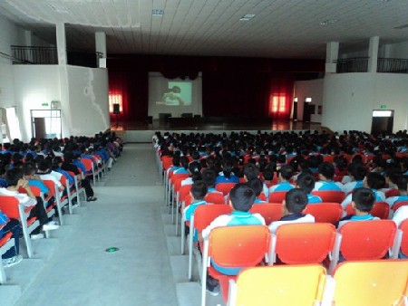 和碩師生觀看法制教育專題片《青春防線》 增強(qiáng)未成年人自我保護(hù)意識(shí) 筑牢校園安全網(wǎng)