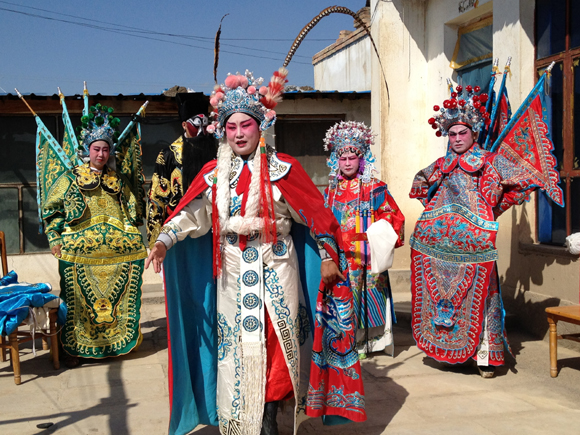 小營盤鎮(zhèn)農(nóng)民秦劇團(tuán)活躍在博樂市城鄉(xiāng)義務(wù)演出