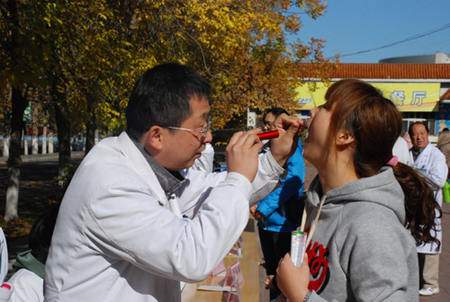喜迎十八大石河子大學(xué)醫(yī)療專家開展校內(nèi)義診活動