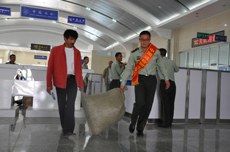 新疆伊爾克什坦邊檢站優(yōu)質(zhì)服務(wù)古爾邦節(jié)前夕回國(guó)穆斯林同胞