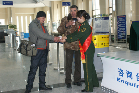 新疆伊爾克什坦邊檢站優(yōu)質(zhì)服務(wù)古爾邦節(jié)前夕回國(guó)穆斯林同胞