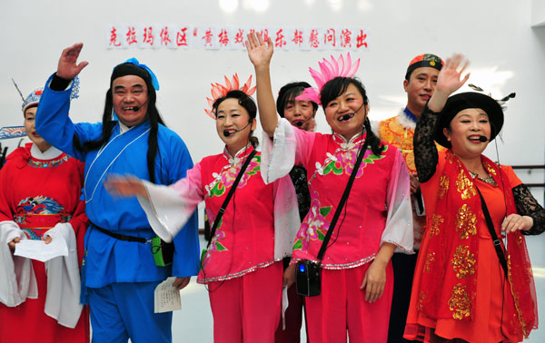 克拉瑪依老義工為油城社區(qū)老人送戲