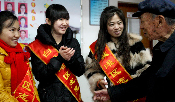 克拉瑪依：志愿者福利院寒冬獻愛心