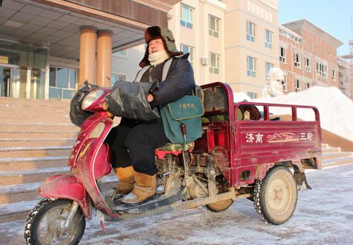新疆兵團(tuán)六師共青團(tuán)農(nóng)場(chǎng)郵政所郵遞員頂風(fēng)冒雪送郵件