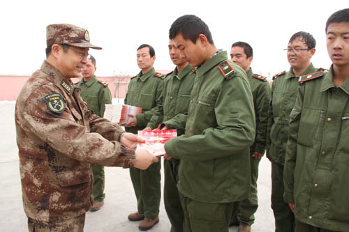兵團(tuán)領(lǐng)導(dǎo)為一線士兵送去春節(jié)學(xué)習(xí)用品