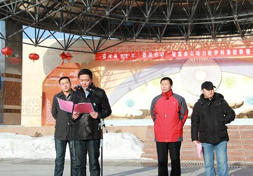 政府組織外出務(wù)工 走出大山路更寬