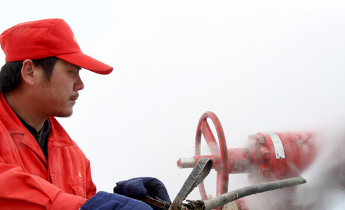 克拉瑪依:沙漠腹地采氣忙