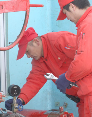 克拉瑪依:沙漠腹地采氣忙