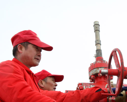 克拉瑪依:沙漠腹地采氣忙