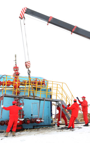 克拉瑪依:沙漠腹地采氣忙