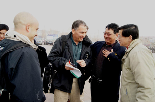 國外農(nóng)機(jī)專家到新疆兵團(tuán)六師共青團(tuán)農(nóng)場考察