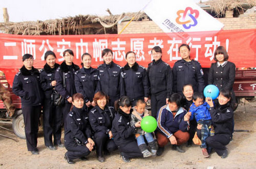 奉獻愛心、服務(wù)社會、二師公安巾幗志愿者在行動