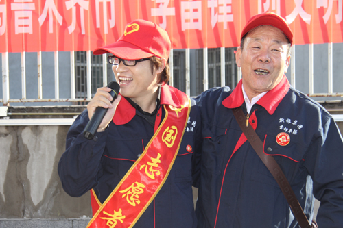 烏魯木齊市志愿者協(xié)會(huì)組織志愿者街頭送溫暖
