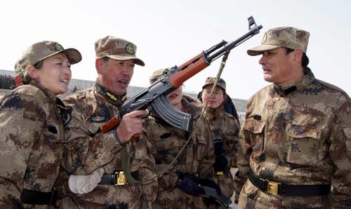 新疆兵團(tuán)六師共青團(tuán)農(nóng)場(chǎng)民兵軍訓(xùn)強(qiáng)素質(zhì)