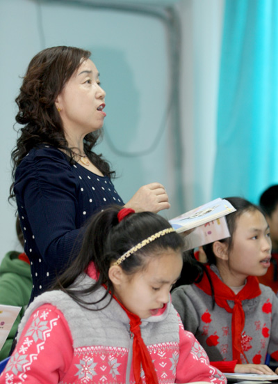 賀加慧：三尺講臺 34年堅(jiān)守