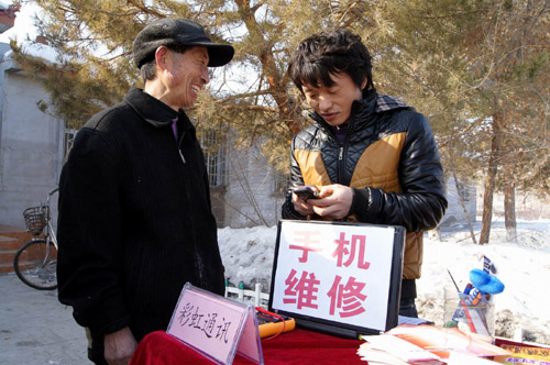 新疆兵團六師共青團農(nóng)場百名“雷鋒”真情服務社會