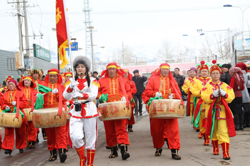 青河縣：各民族文化融合獨(dú)特表演形式迎“三·八”