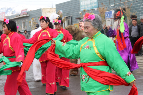 青河縣：各民族文化融合獨特表演形式迎“三·八”