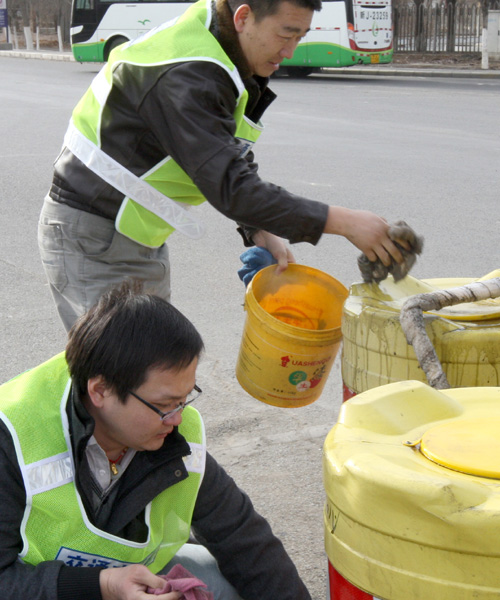 克拉瑪依：綠絲帶交通志愿者寒風(fēng)天里度周末
