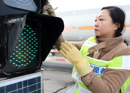 克拉瑪依：綠絲帶交通志愿者寒風(fēng)天里度周末