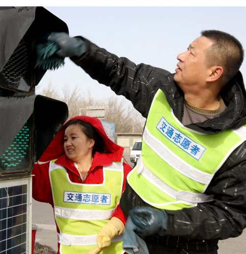 克拉瑪依：綠絲帶交通志愿者寒風(fēng)天里度周末