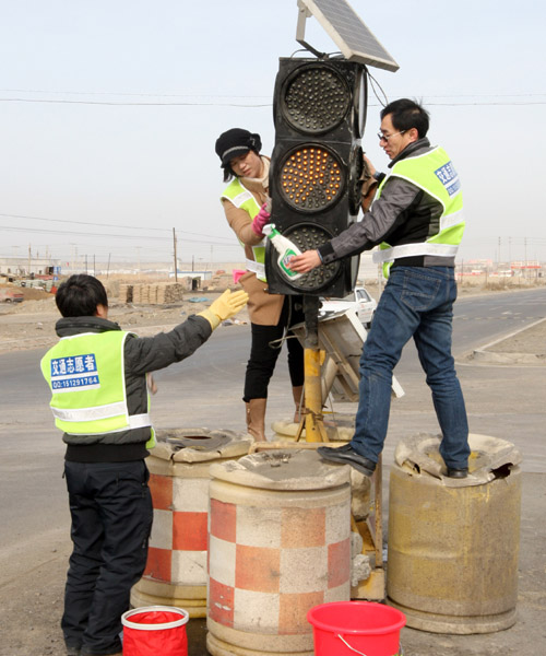克拉瑪依：綠絲帶交通志愿者寒風(fēng)天里度周末